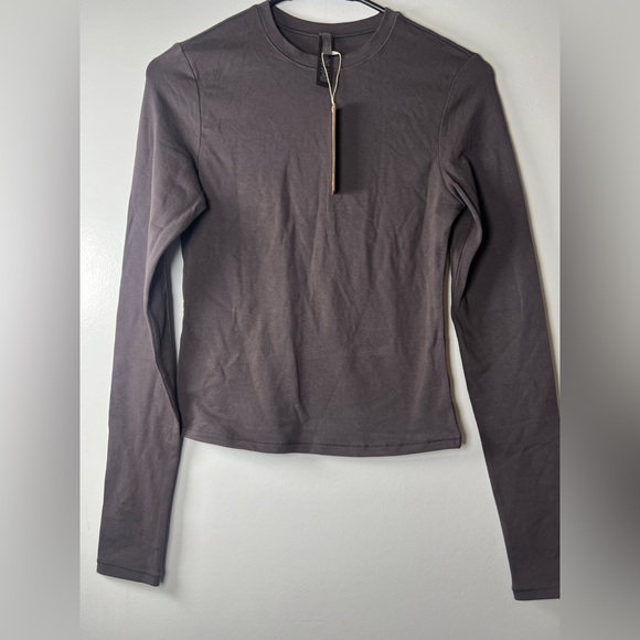 NWT SKIMS COTTON JERSEY LONG SLEEVE T-SHIRT - Picture 3 of 7